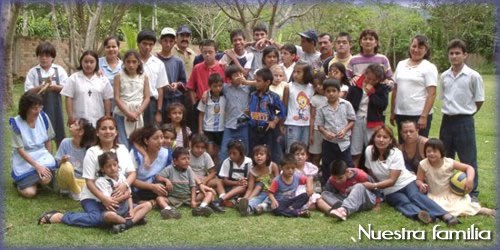 Foto de los profesores y estudiantes de la escuela especial de Moyobamba