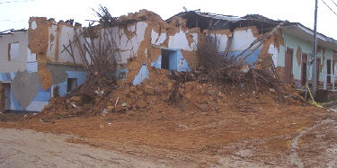 casa derrumbada por terremoto en Lamas Peru 2005