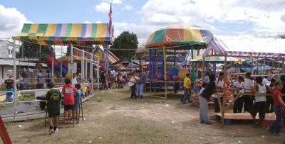 nios divertiendose en la feria de Moyobamba Per