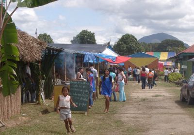 feria de moyobamba con vista al morro de calzada