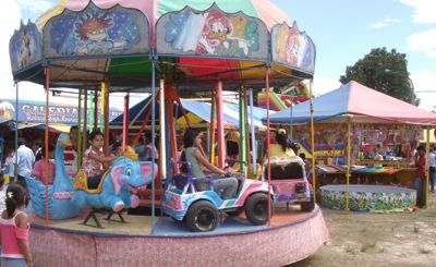 merry go round - nios divertiendose en la feria de Moyobamba San Martin