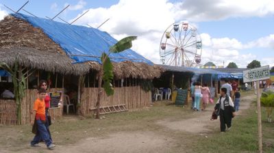 This way for the restaurantes - aqui para los restaurantes el la feria